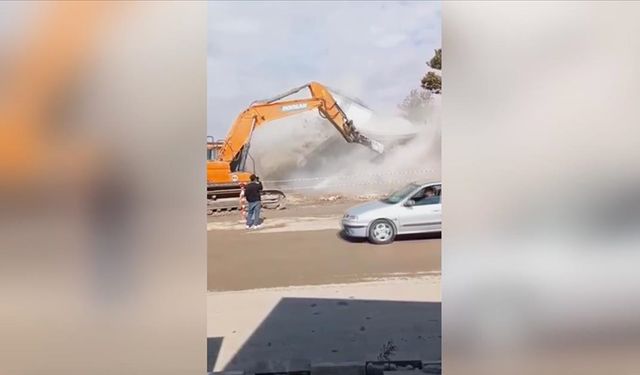 Yıkım Sırasında Devrilen Bina Yoldan Geçen Otomobile Zarar Verdi