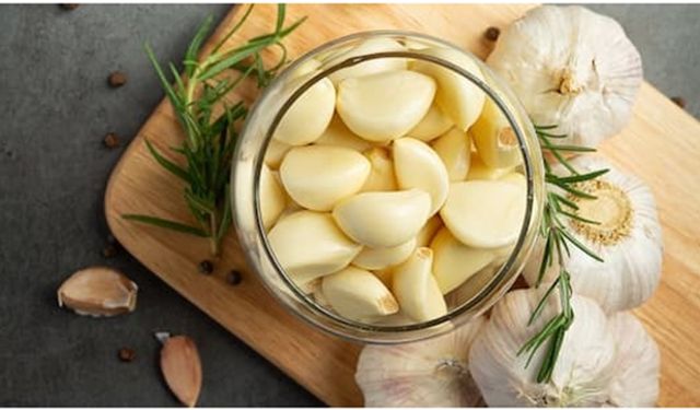 Sarımsağı böyle yemeyi deneyin.. Kötü kolesterolünüz hızla düşecek!