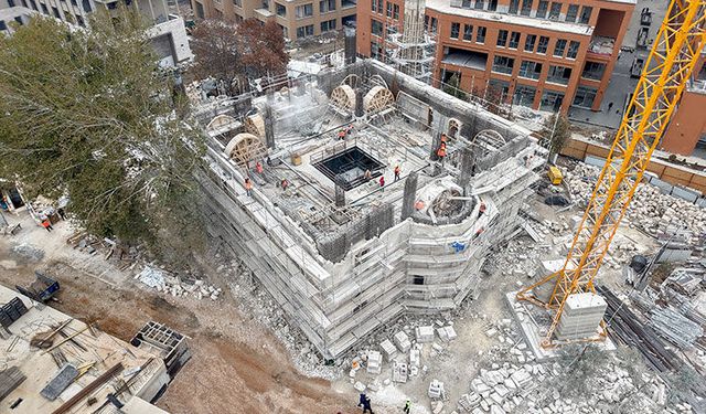 Depremlerle yıkılan cami güçlendirilmiş yapısıyla yeniden yükseliyor