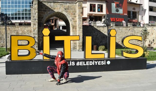 Türkiye'yi gezen "Örümcek Adam" Bitlis'te