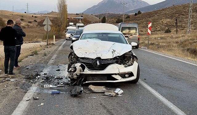 İki Otomobilin Çarpıştığı Kazada 4 Kişi Yaralandı