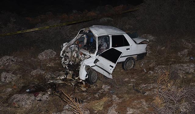 Devrilen Otomobilin Sürücüsü Öldü, Eşi Yaralandı