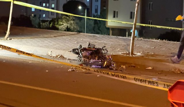Kamyonete çarpan motosikletteki 2 kişi öldü