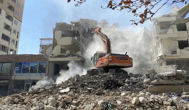 Enkazıaki altınları zimmetine geçirmekle suçlanan sanık hakim karşısında