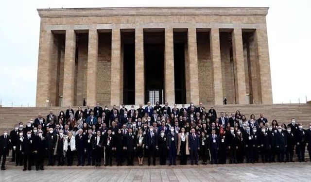 Tüm illerden gelen öğretmenler Anıtkabir’i ziyaret etti