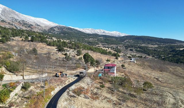 Kabasakal’da Sathi Kaplama Çalışmaları Hızla İlerliyor