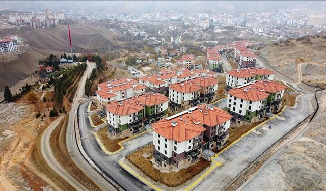 Deprem ve sosyal konutların anahtar teslimi sürüyor