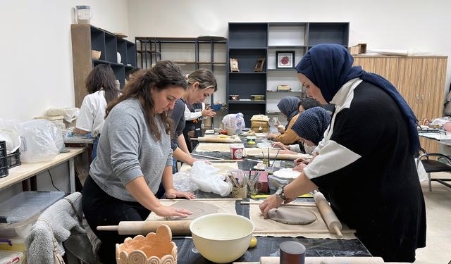 KAMEK’in Seramik Atölyesinde Kendi Sanat Eserlerini Üretiyorlar
