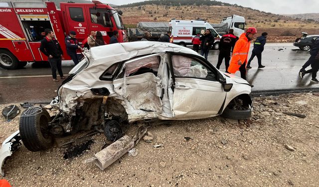 İki Otomobilin Çarpıştığı Kazada 1 Kişi Öldü, 2 Kişi Yaralandı