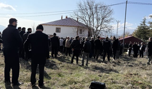 Kayseri'de öldürülen apartman görevlisinin eşi defnedildi