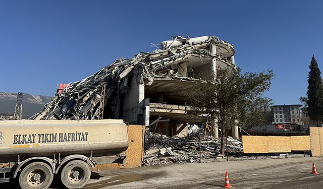 Hasar Alan 10 Katlı İş Merkezi Kontrollü Şekilde Yıkıldı