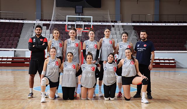 Depremzede kadın voleybol takımı 2. Lig'de zirveye oynuyor