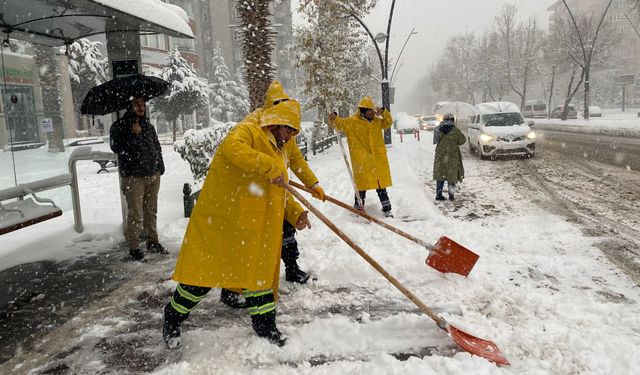 Büyükşehir’den Yaya Yollarında Kar Mesaisi
