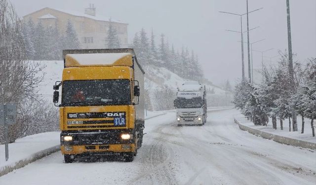 Kar Nedeniyle Kapanan Yolları Açma Çalışmaları Sürüyor
