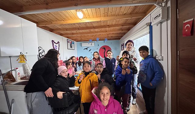 Depremzede Çocuklara Yeni Yıl İkramlıkları Dağıtıldı