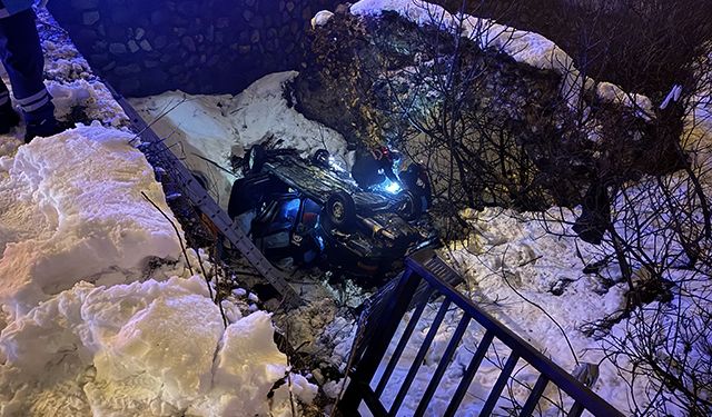 Köprüden Düşen Otomobildeki 5 Kişi Yaralandı