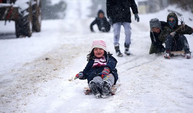Bazı illerde kar nedeniyle eğitime bir gün ara verildi