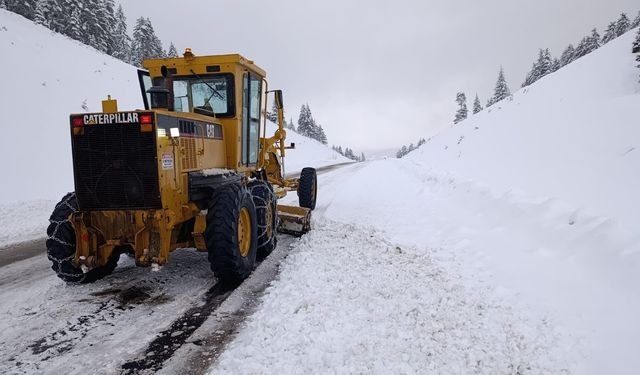 Büyükşehir Kar Mesaisini Sürdürüyor; Ekiplerden Kesintisiz Çalışma