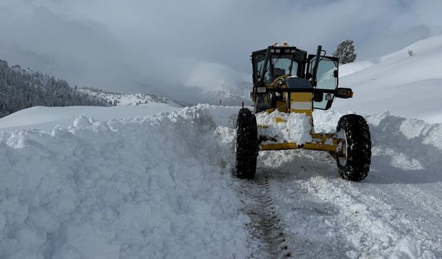 Kırsalda Kar Seferberliği; Büyükşehir Ekipleri 7/24 Sahada