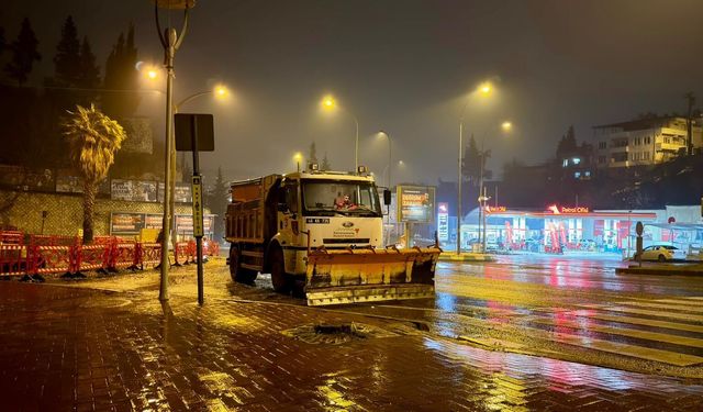 Büyükşehir Kar Alarmında; Ekipler Gece Boyunca Sahada