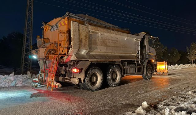 Büyükşehir’den Önsen ve Kurtlar’da Kar ve Buzlanmaya Karşı Etkin Mücadele