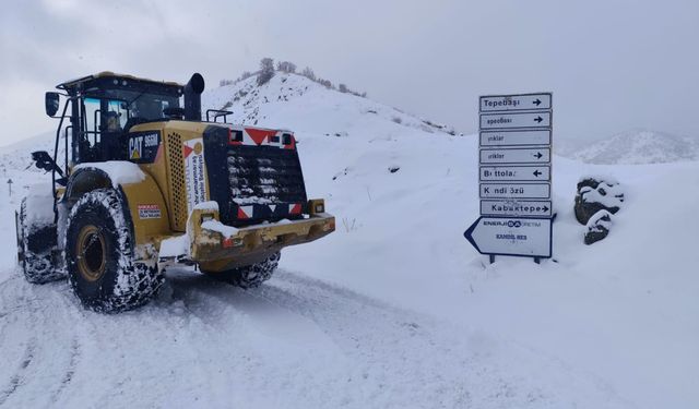 Büyükşehir, Kuzey İlçelerde 48 Araçla Karla Mücadelesini Sürdürüyor