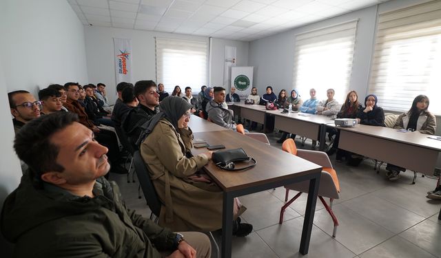 Bilinçli Gençlik İçin Örnek Buluşma; Pusula Maraş’tan Farkındalık Semineri