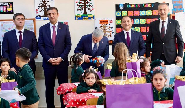 Vali Ünlüer Öğrencilerin Karne Sevincine Ortak Oldu