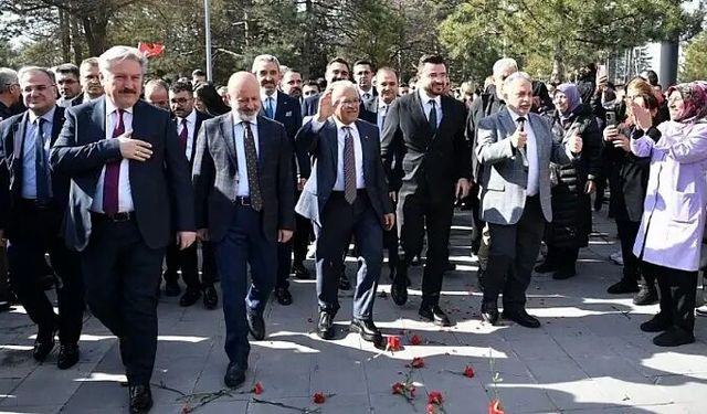 Toplu iş sözleşmesini meşalelerle kutladılar