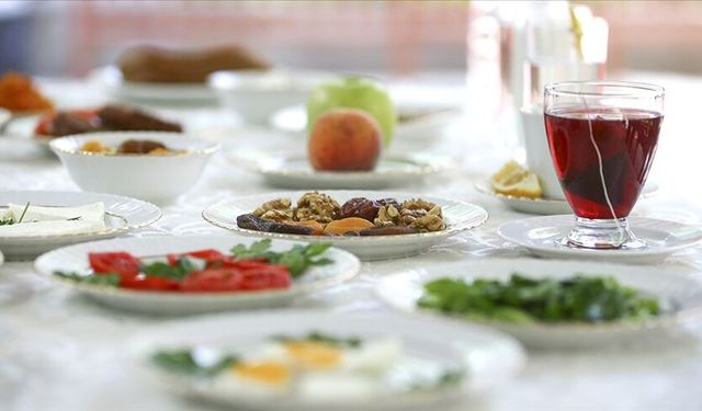 Ramazanda "hızlı ve aşırı yemek" mideyi zorluyor