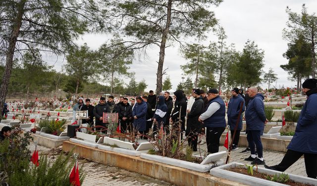 İstiklal Spor’dan Deprem Şehitliğine Anlamlı Ziyaret