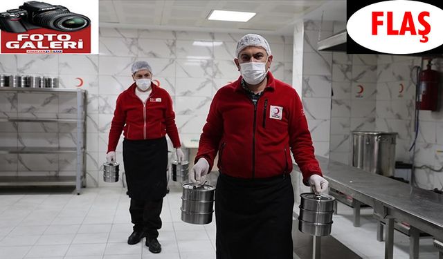 Depremzede aşçı Bayburt'ta Kızılaya gönüllü destek sunuyor