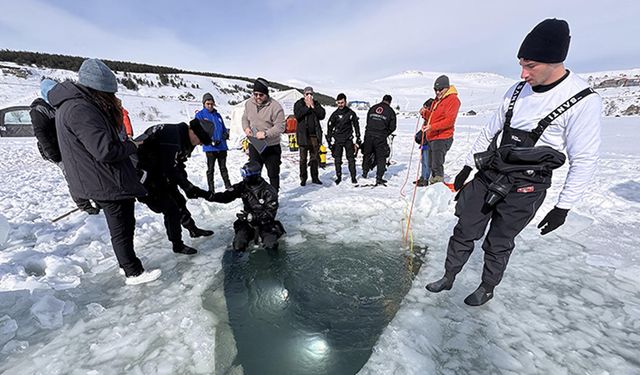 Dondurucu soğukta buzla kaplı Çıldır Gölü'ne daldı