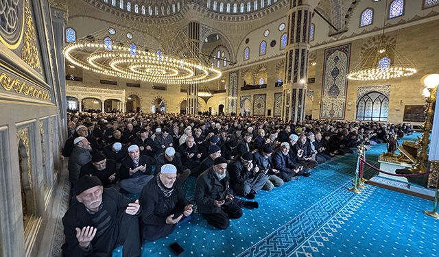 6 Şubat Depremlerinde Hayatını Kaybedenler İçin Camilerde Dua Edildi