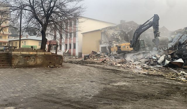 Depreme Dayanıksız Oldukları Belirlenen 3 Okulun Yıkımına Başlandı