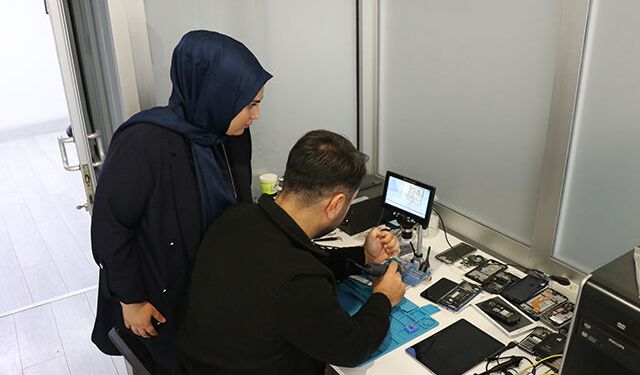 Depremzede aile siber güvenlik laboratuvarıyla hayata tutundu