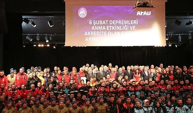 Akredite olan arama kurtarma ekiplerine armaları takıldı