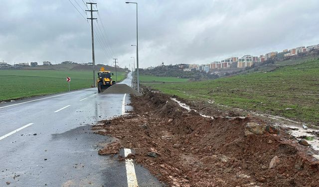 Büyükşehir, Sağanak Yağışların Vurduğu Kırsal Mahalle Yollarında da Görev Başında