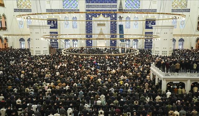 Çevre İllerde Bayram Namazı Kılındı