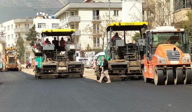 Büyükşehir, Dulkadiroğlu Yenişehir Mahallesi’nde Asfalt Seferberliğini Sürdürüyor