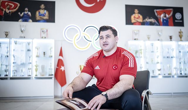 Rıza Kayaalp güreş kariyerinde ve hayatında iz bırakan fotoğrafları yorumladı