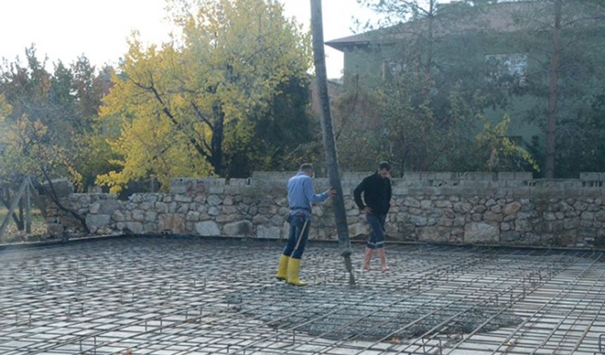 Depremlerde ağır hasar aldığı için yıkılan cami yeniden inşa ediliyor