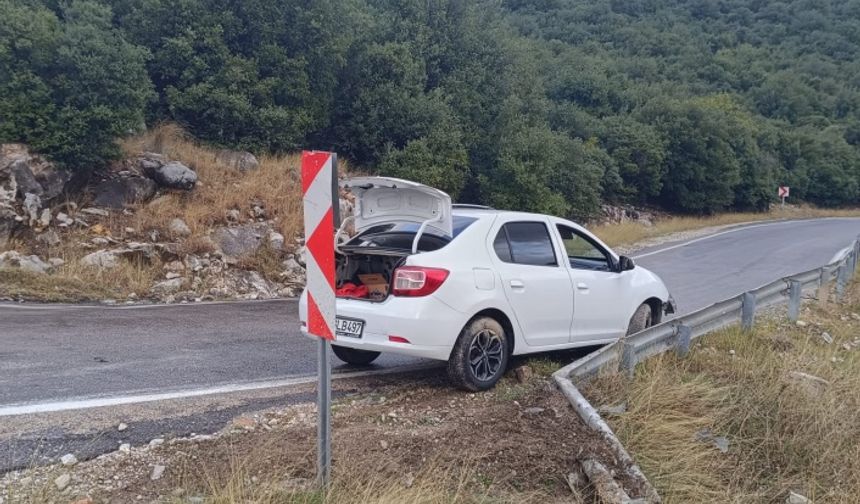 Otomobil çelik bariyere çarptı: 2 yaralı