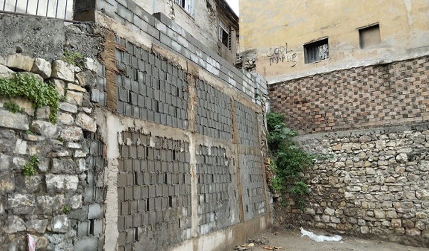 Dulkadiroğlu’ndan Ekmekçi Mahallesinde istinat duvarı ve parke çalışması