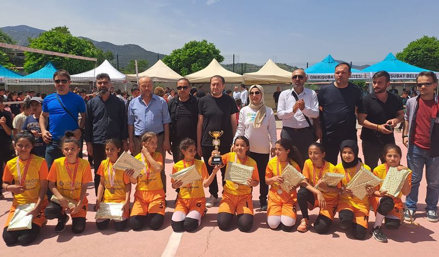 Karadere Harmancık Ortaokulu Kız Voleybol Takımı Şampiyon oldu!