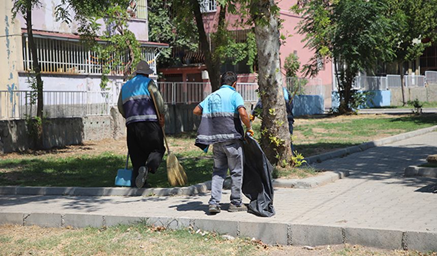 Dulkadiroğlu Belediyesi'nden Namık Kemal parklarına özel temizlik çalışması