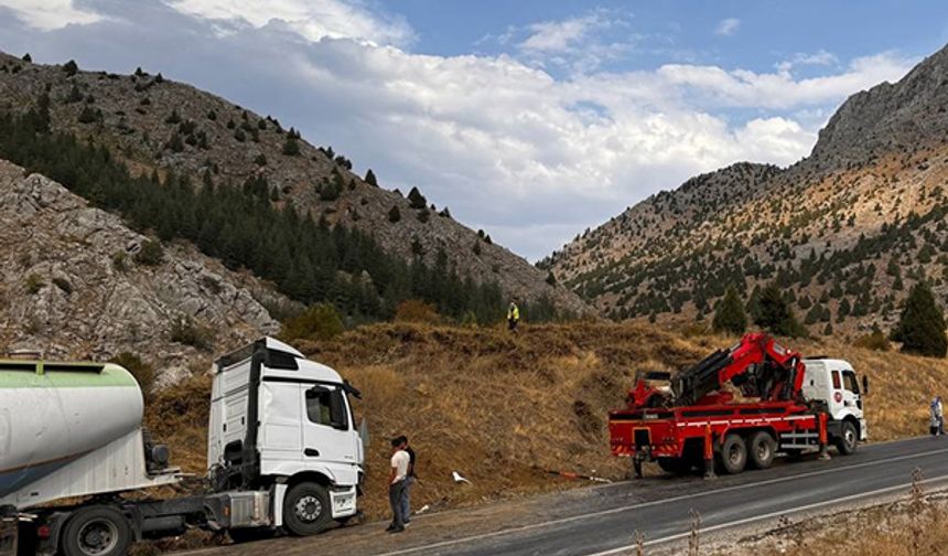 Yolda makas atan tır nedeniyle kara yolu 2,5 saat ulaşıma kapandı