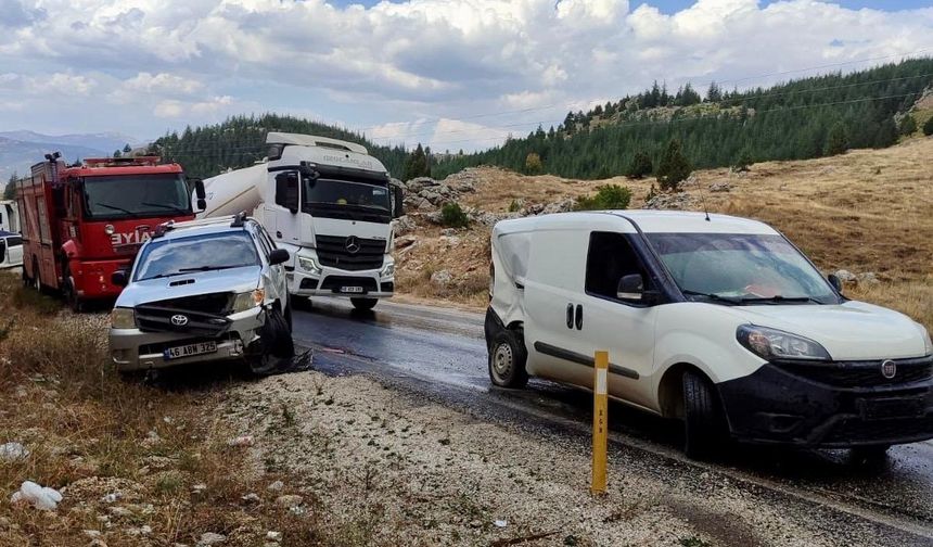 Eski Maraş Yolunda Zincirleme Kaza: 2 ölü 1 yaralı