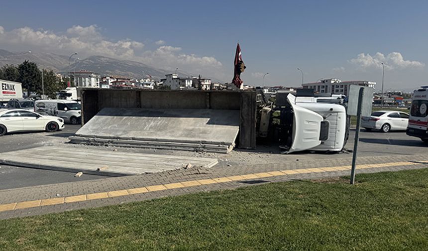 Beton Blok Yüklü Tır Devrildi