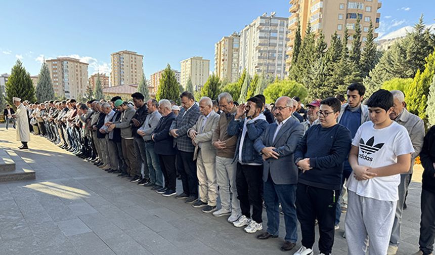 Yahya Sinvar için gıyabi cenaze namazı kılındı